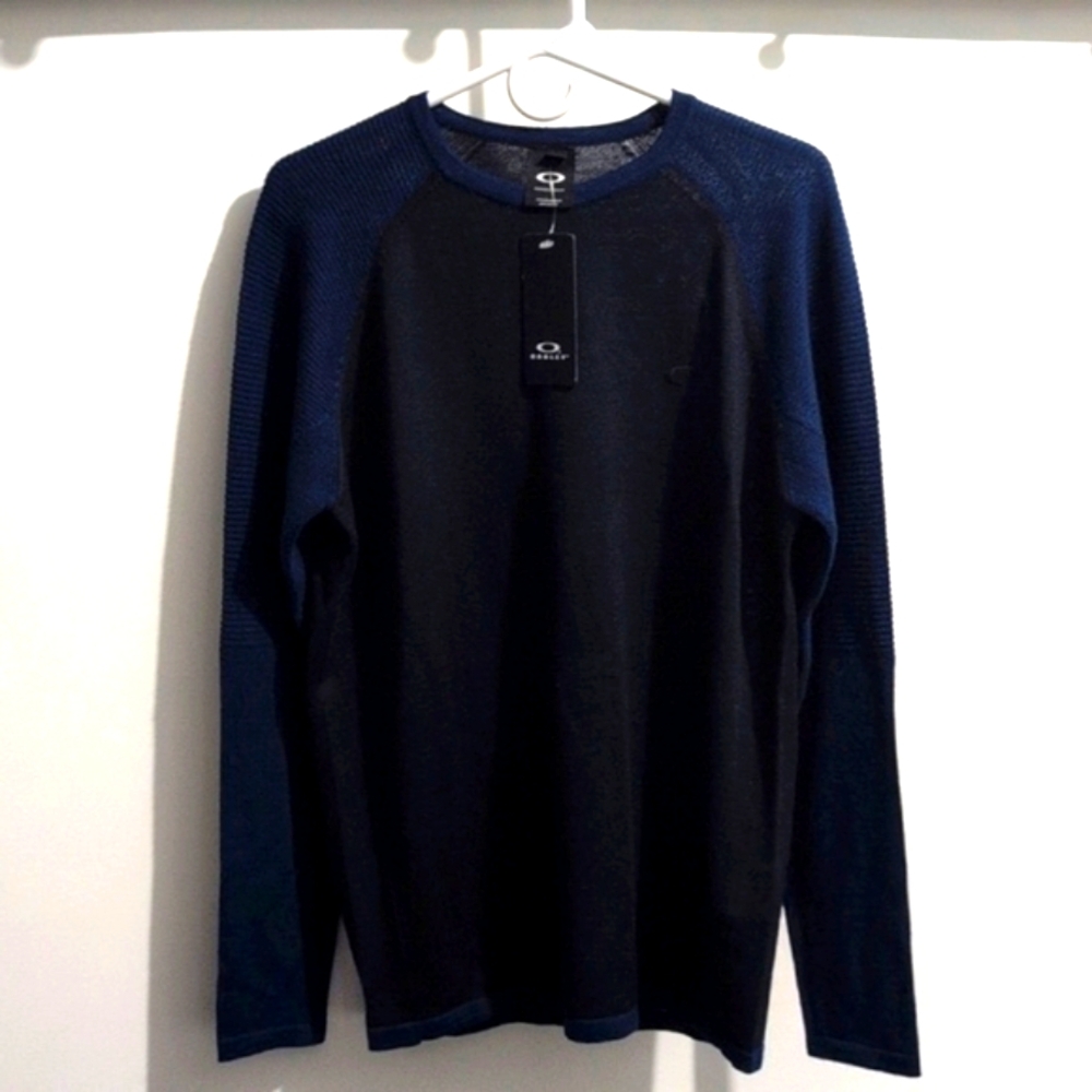 Oakley sweater size medium NWT .